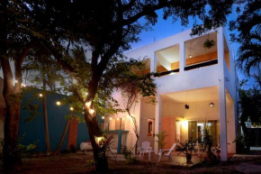 Cozy Studio one block from the ocean!